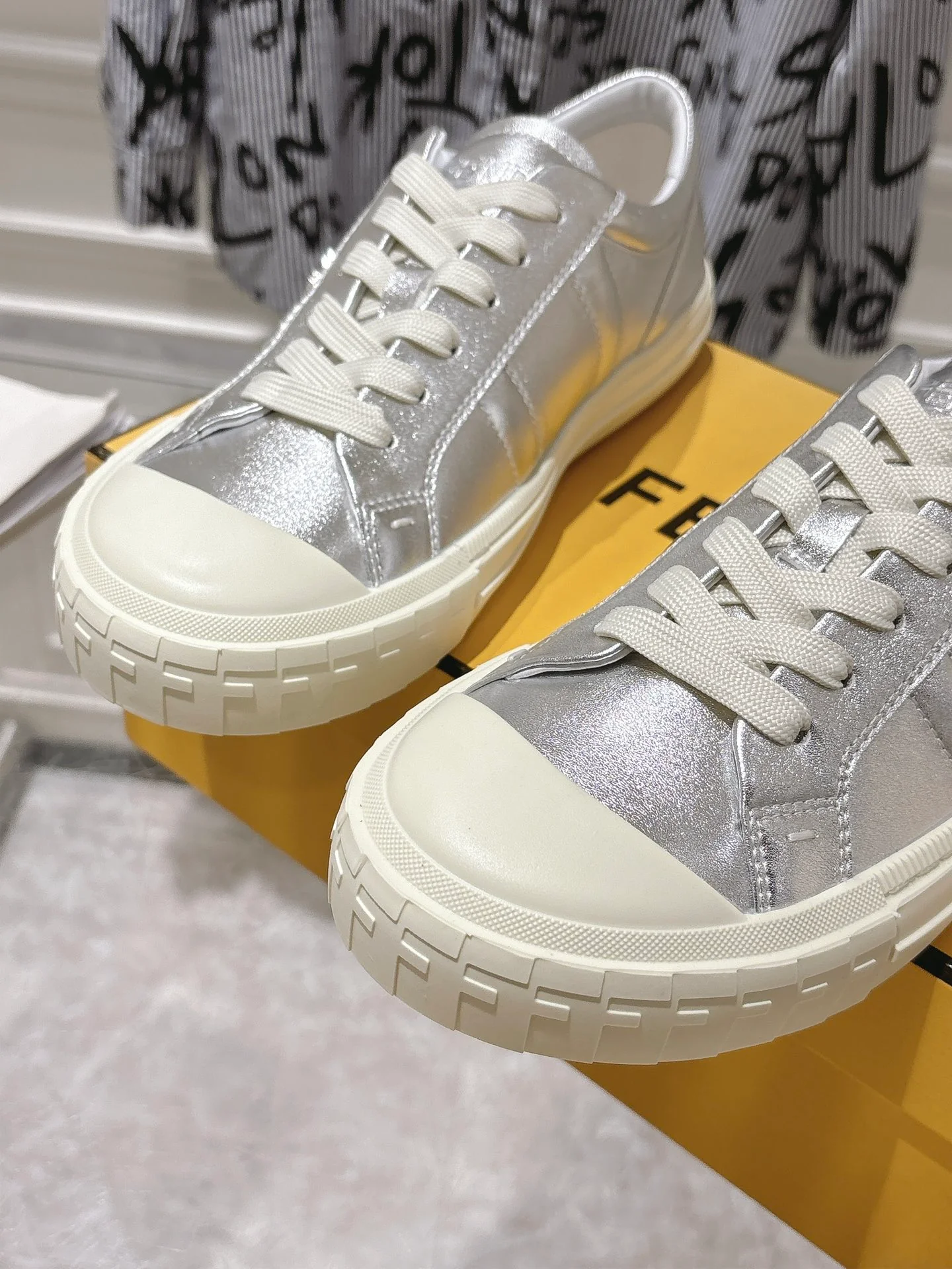 Повседневные туфли Fendi 2024 - серебристые