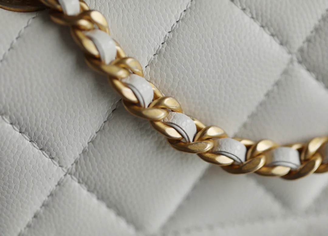 Маленькая булочка из тофу Chanel - белая