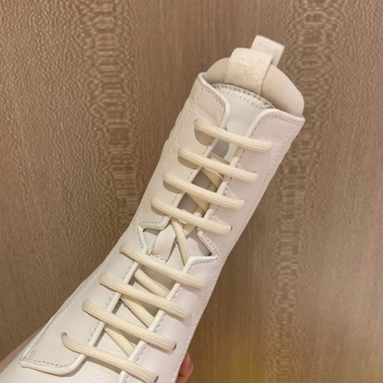 Ботинки Fendi на платформе со шнуровкой, белые.