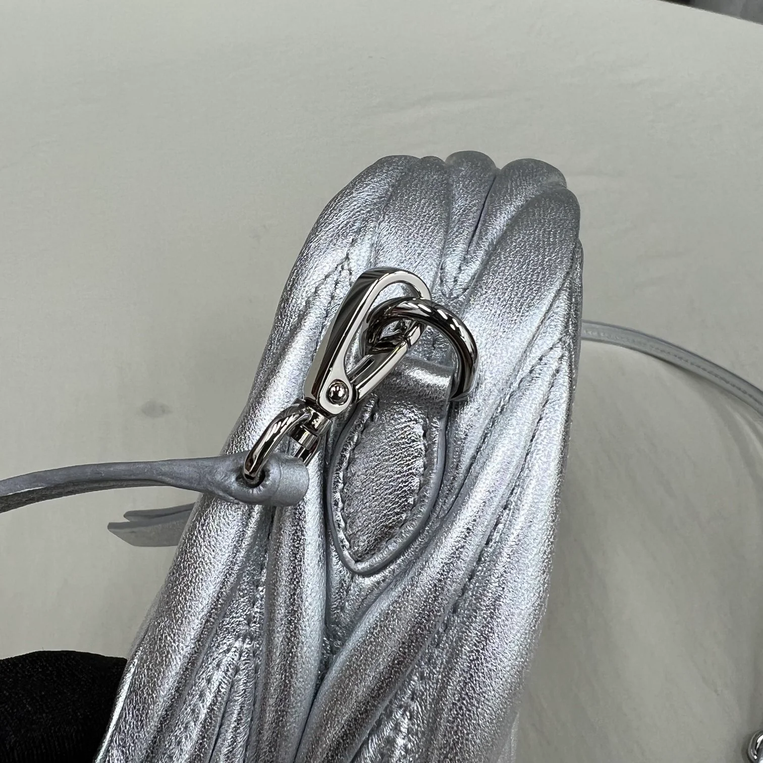 Сумочка Miu Miu Wander, миниатюрная, из овечьей кожи, серебристая.