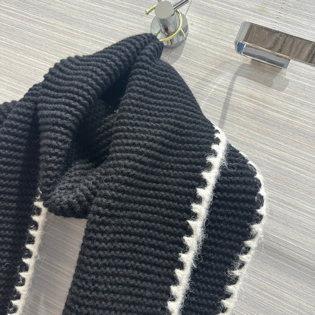 Новый шарф Chanel Double C с бахромой, коллекция осень/зима 2023, черный.