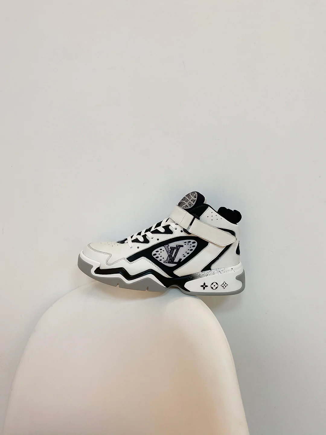 Баскетбольные кроссовки LV-trainer2 - белые