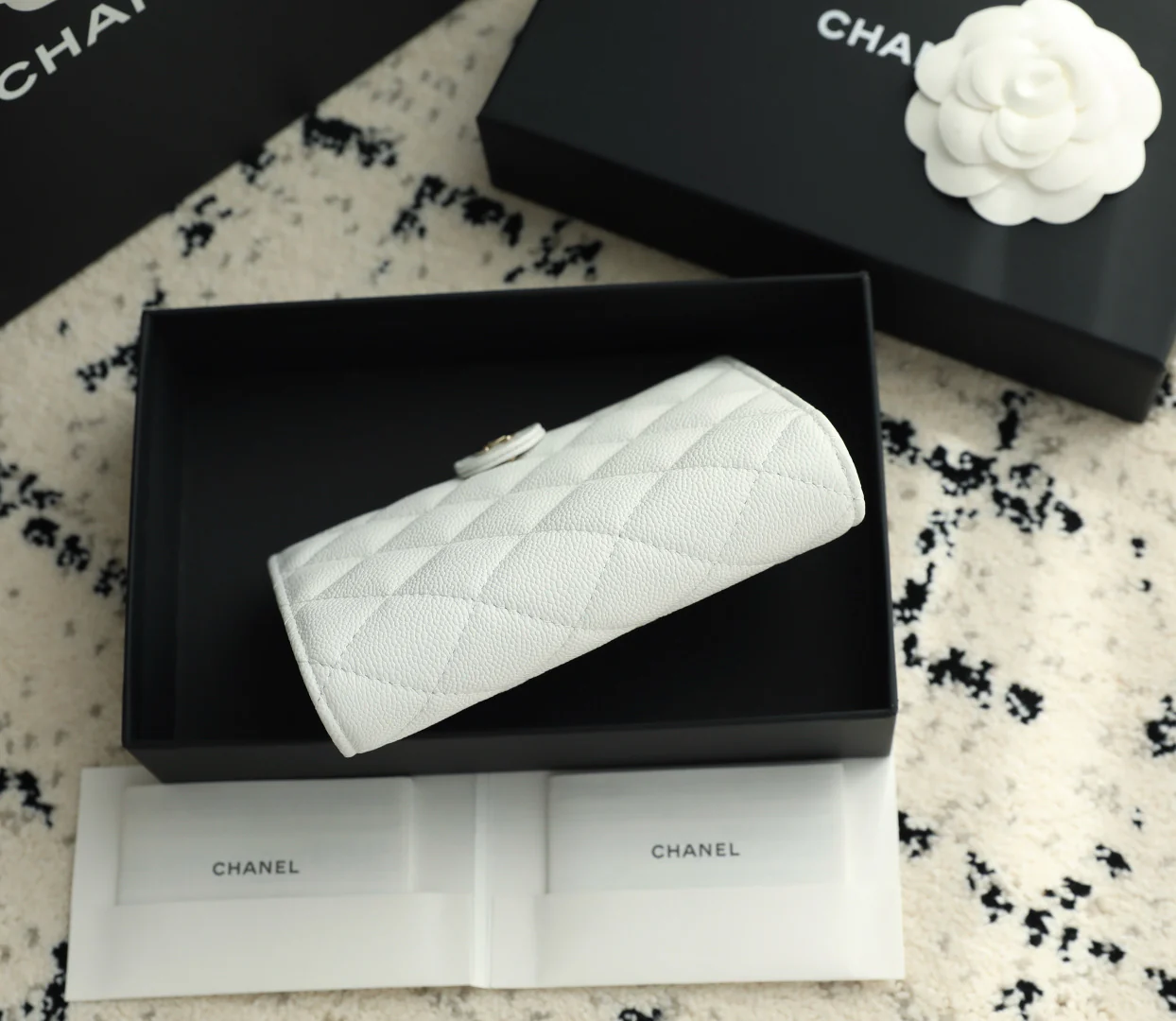 Chanel - телячья кожа 25 карат с пряжкой из белого и светлого золота.