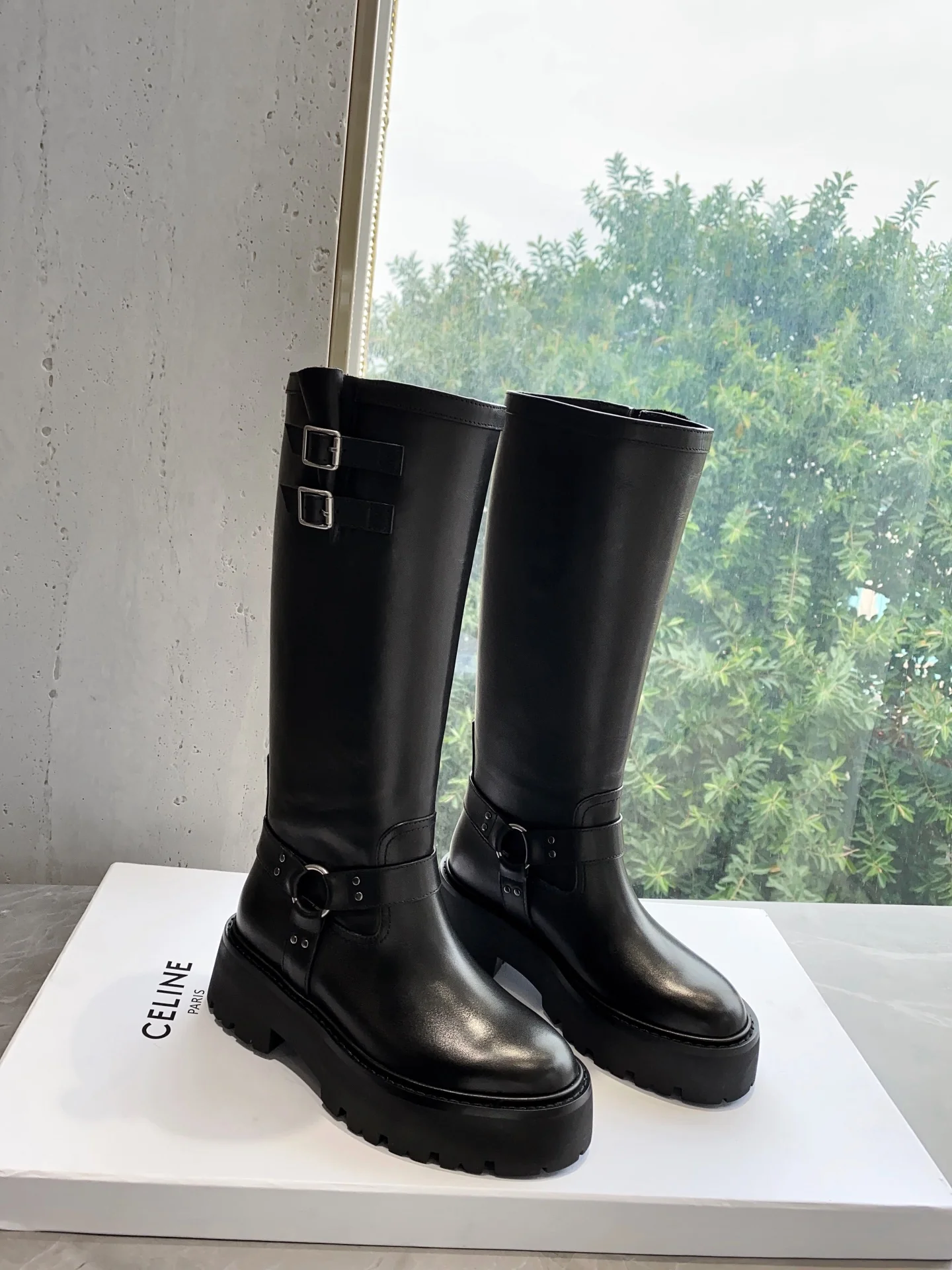 Новинка сезона осень/зима 2022 от Celine — Рыцарские сапоги ?Триумфальная арка? — в стиле Ян Ми.