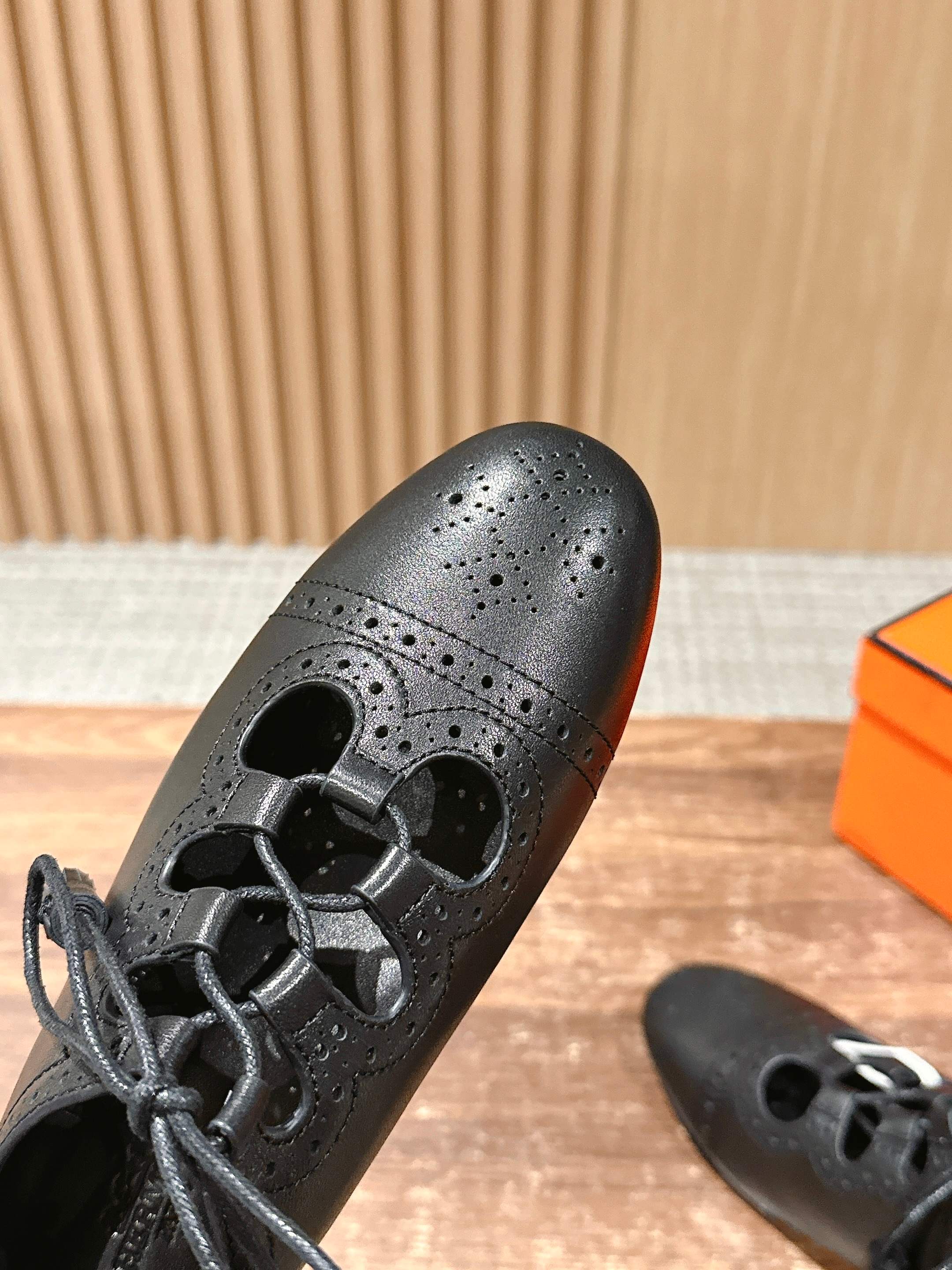 Hermes - Перфорированные балетки с резным узором - Черные