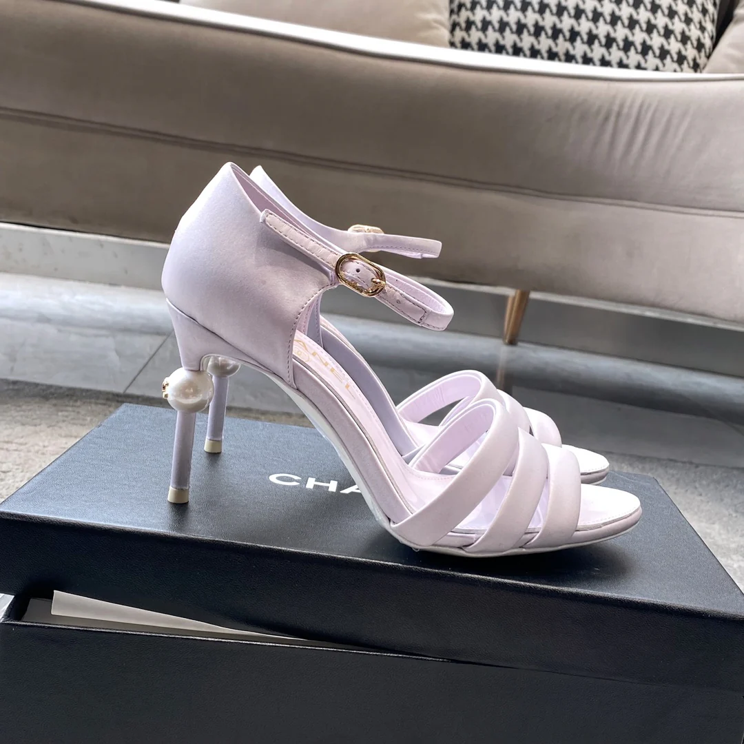 Новинка сезона весна/лето 2023 от Chanel - Босоножки на высоком каблуке с жемчужной отделкой - высота 8-5 см - Светло-фиолетовые
