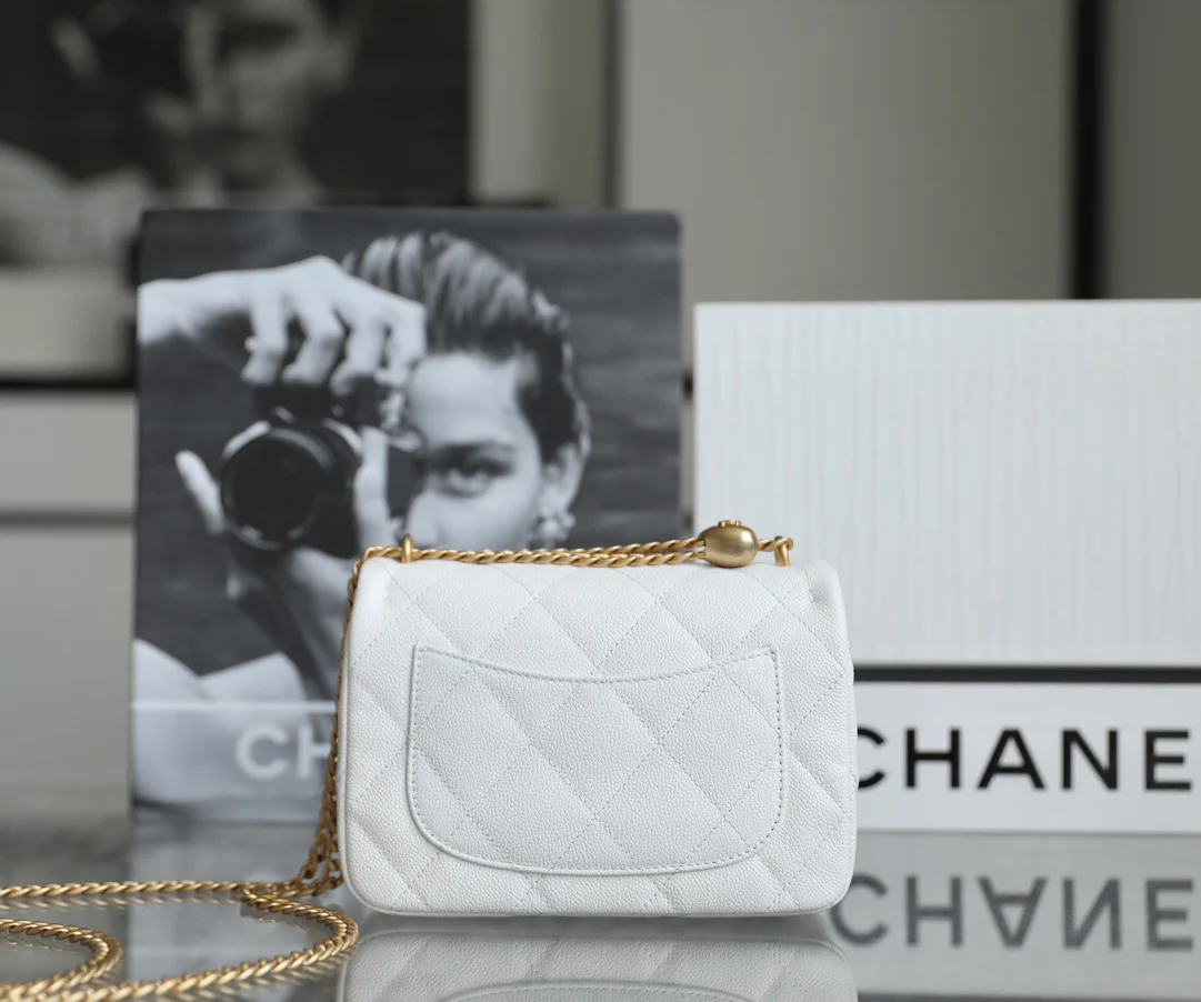 Новинка сезона весна/лето 2023 от Chanel - Сумка для тренировок в форме сердца - CF Bag - Маленький размер - Белая