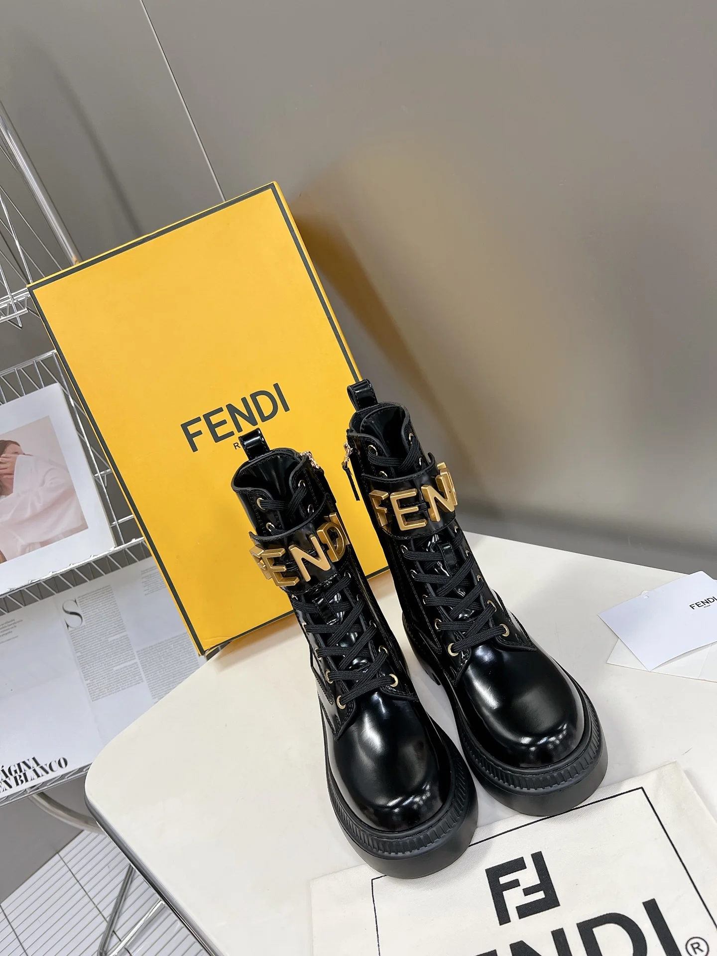 Новинка весны 2022 года от Fendi - Ботильоны Martin на шнуровке с пряжкой в ??виде буквы - Черные