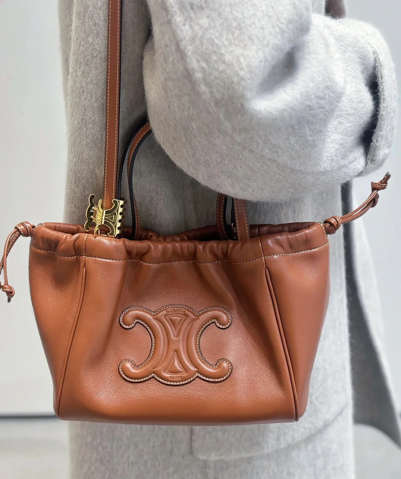 Сумка Celine Cabas Triomphe из гладкой кожи с завязками — коричневая — маленькая