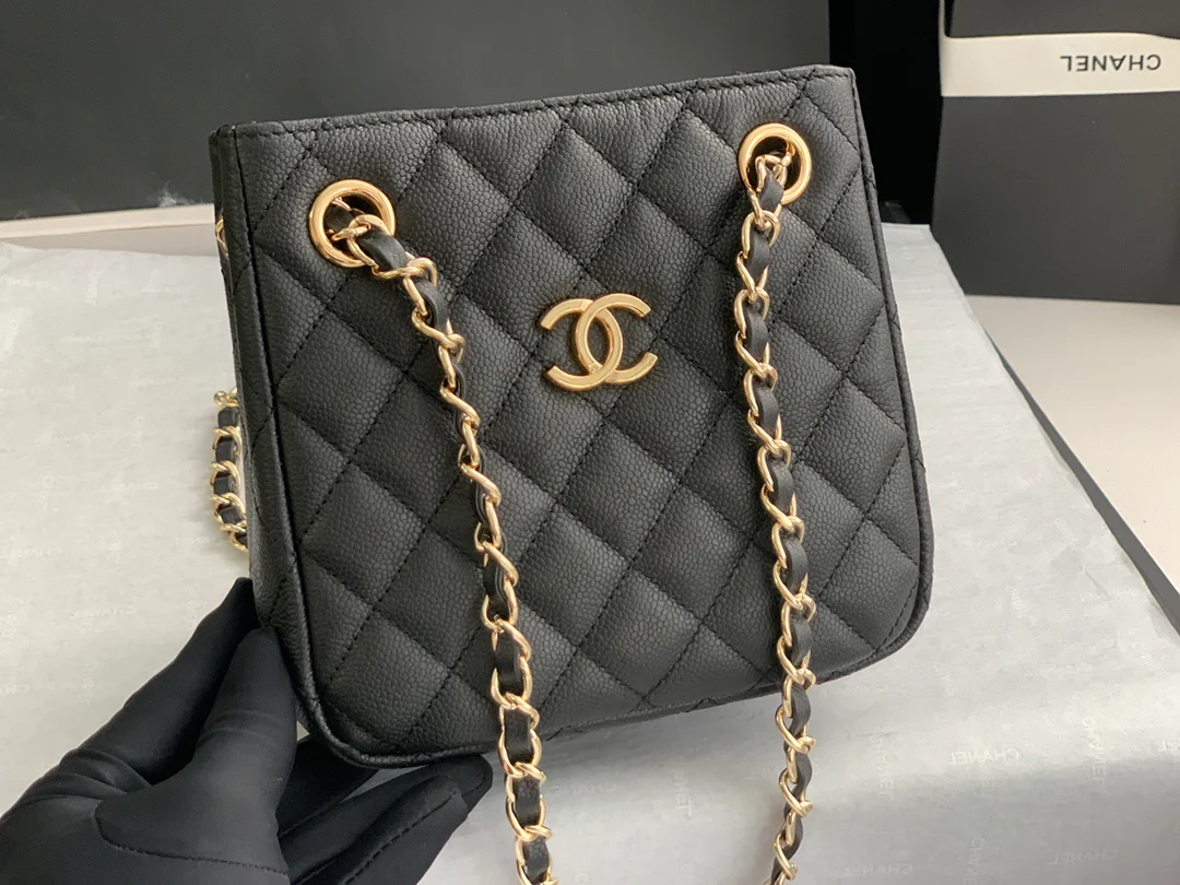 Новая сумка-тоут Chanel весна/лето 2022 — черная.