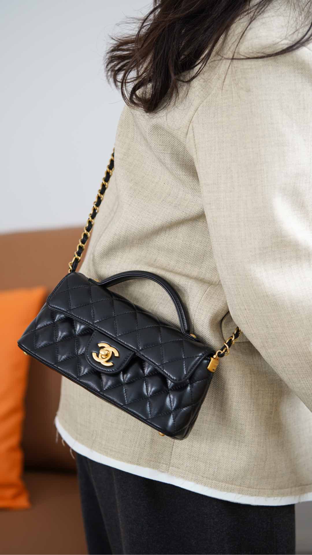 Chanel 25p - Сумка с горизонтальной ручкой и клапаном - Черно-золотая