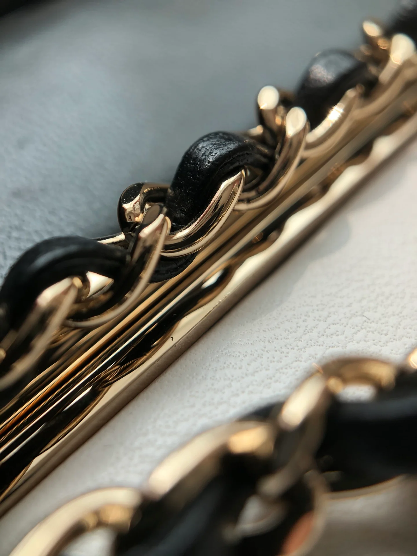 Вечерняя сумочка Chanel из коллекции Métiers d'Art 2020, черно-белая.