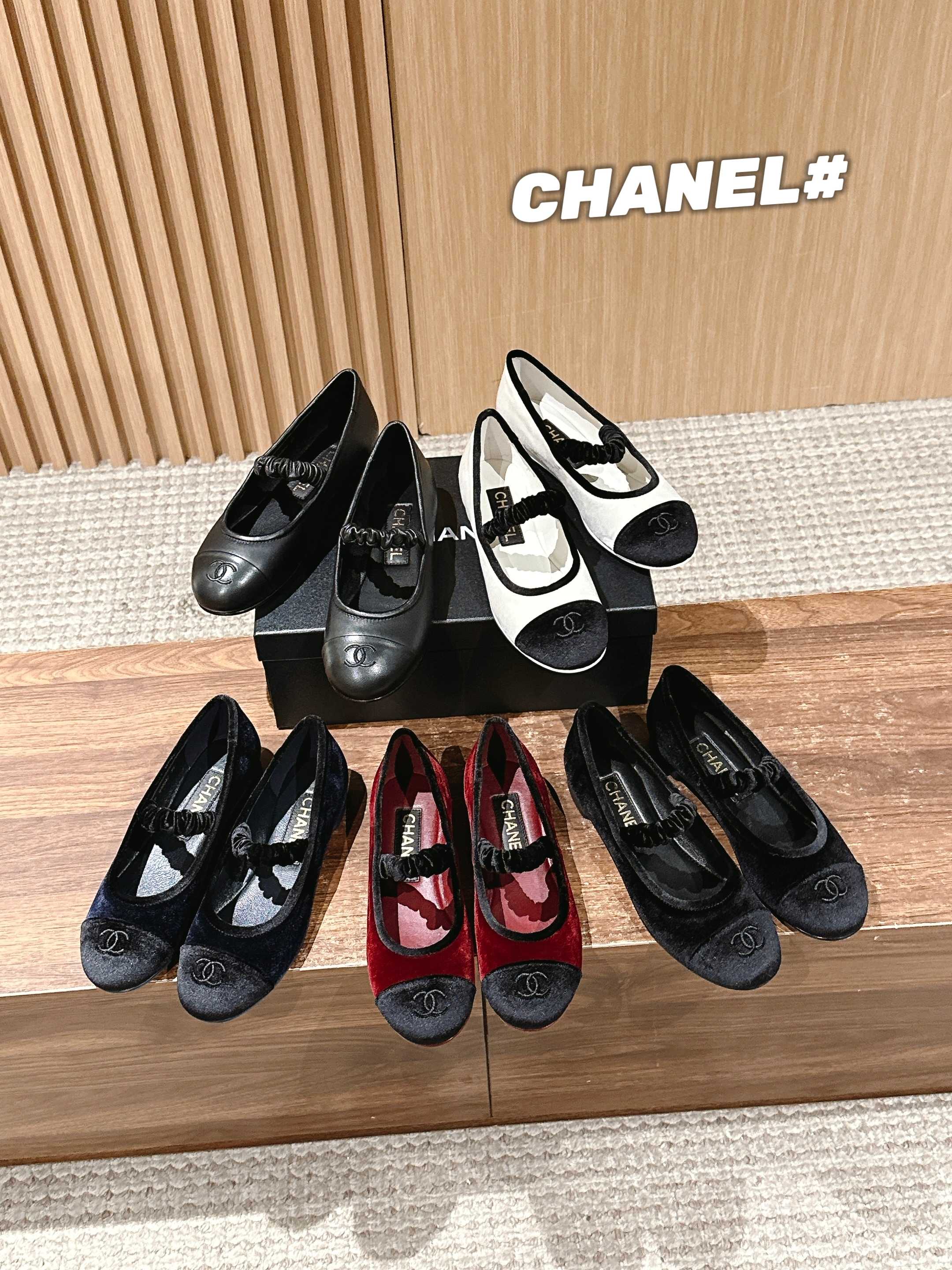 Новинка сезона весна/лето 2025 от Chanel - туфли Мэри Джейн из черной замши.