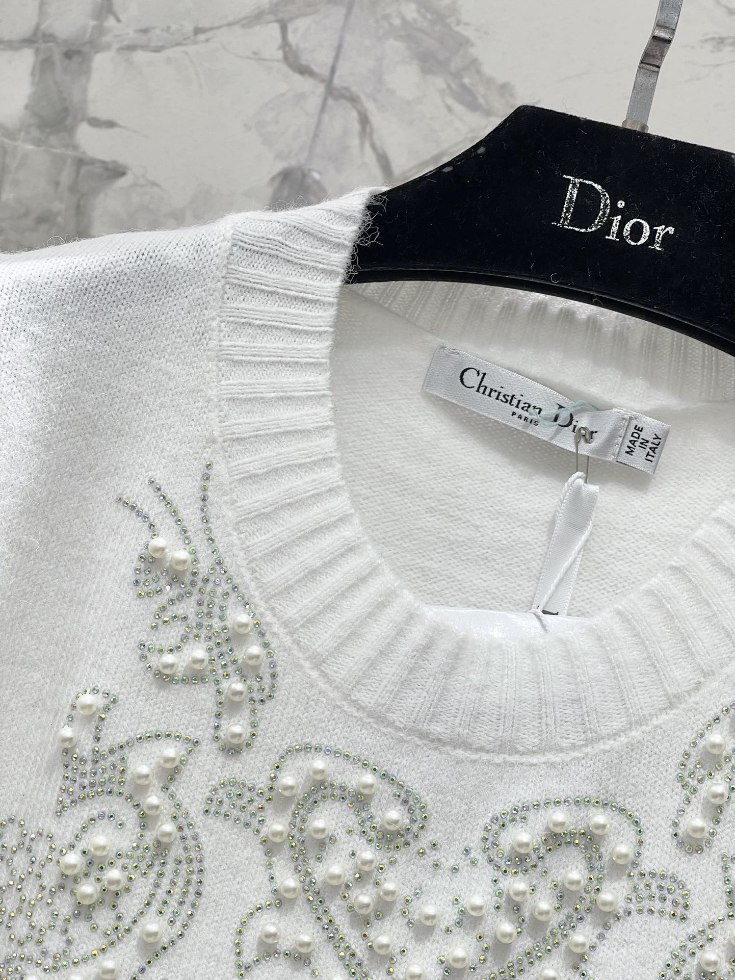 Летняя трикотажная футболка с коротким рукавом Dior 2403-24, украшенная бисером и стразами, белого цвета.