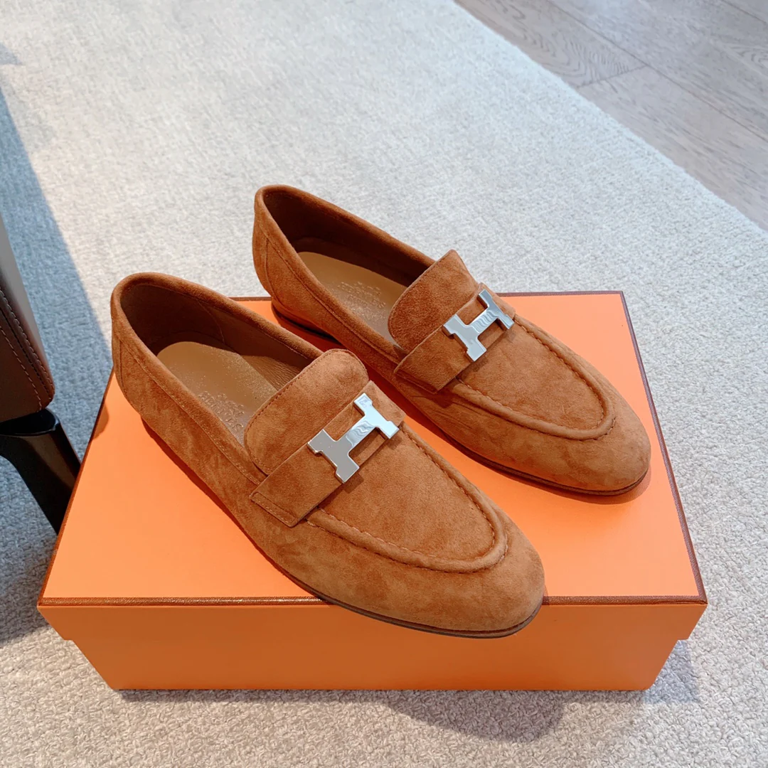 Новая расцветка коллекции Hermes весна/лето 2023 — замшевые туфли — верблюжий цвет.