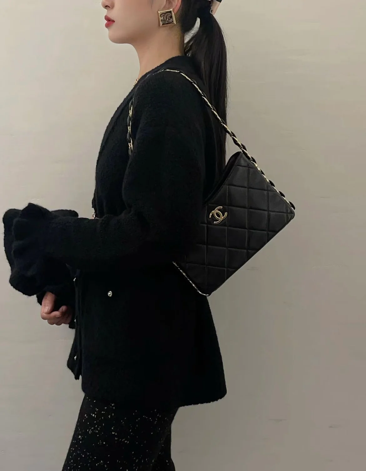 Сумка-хобо Chanel с массивной цепочкой в ??стиле хиппи — черная.