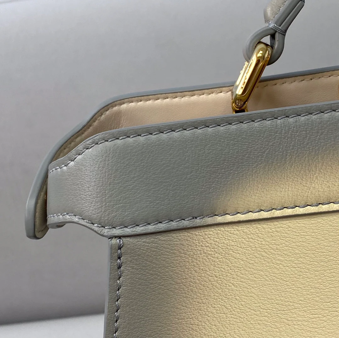 Сумка Fendi Peekaboo i-seey среднего размера из серой кожи.