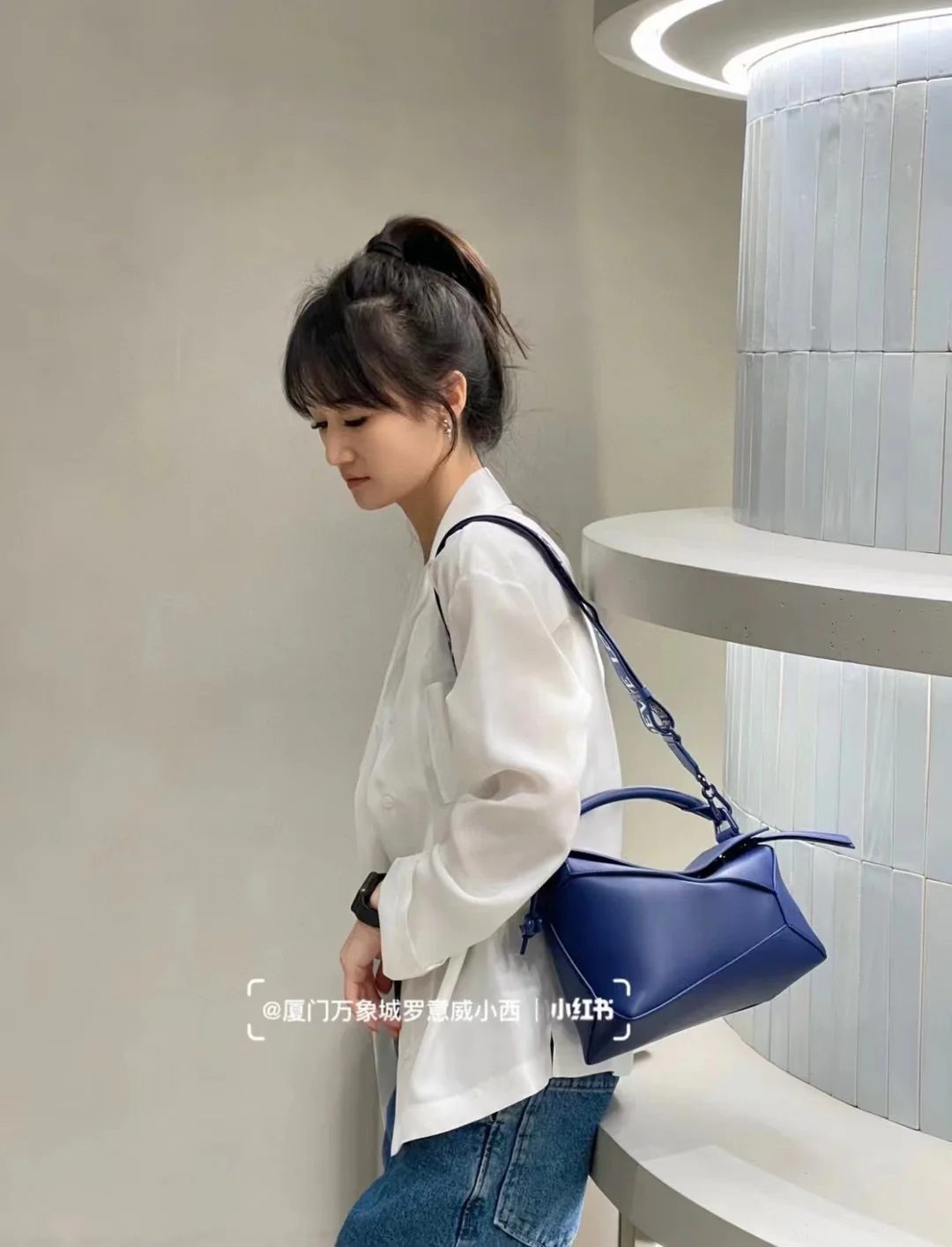 Сумка Loewe Puzzle Geometric с плечевым ремнем в виде буквы — темно-синяя.