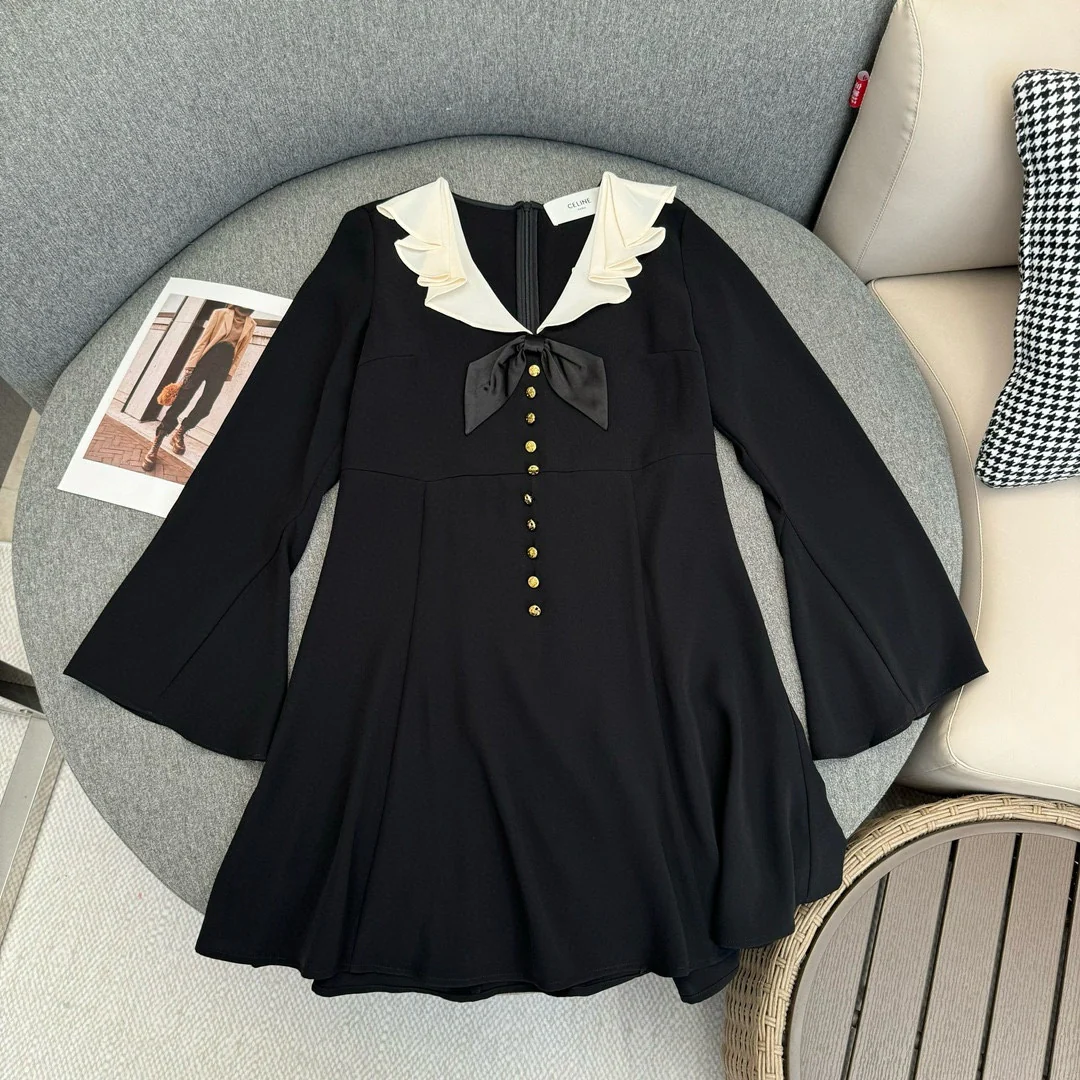 Новое маленькое черное платье Celine весна/лето 2024 с французскими оборками и V-образным вырезом.