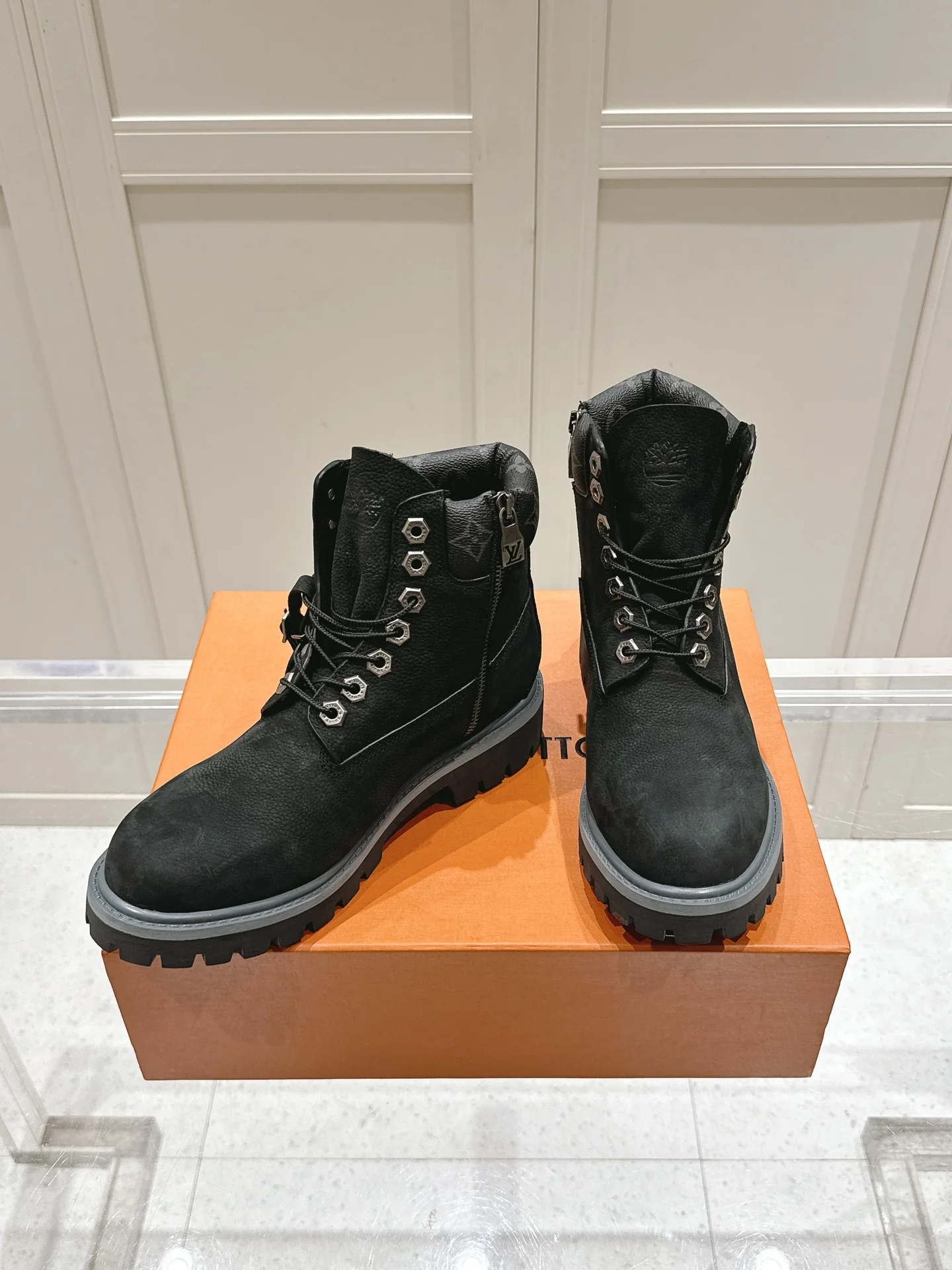 LV-2024-Doc Martens-Black