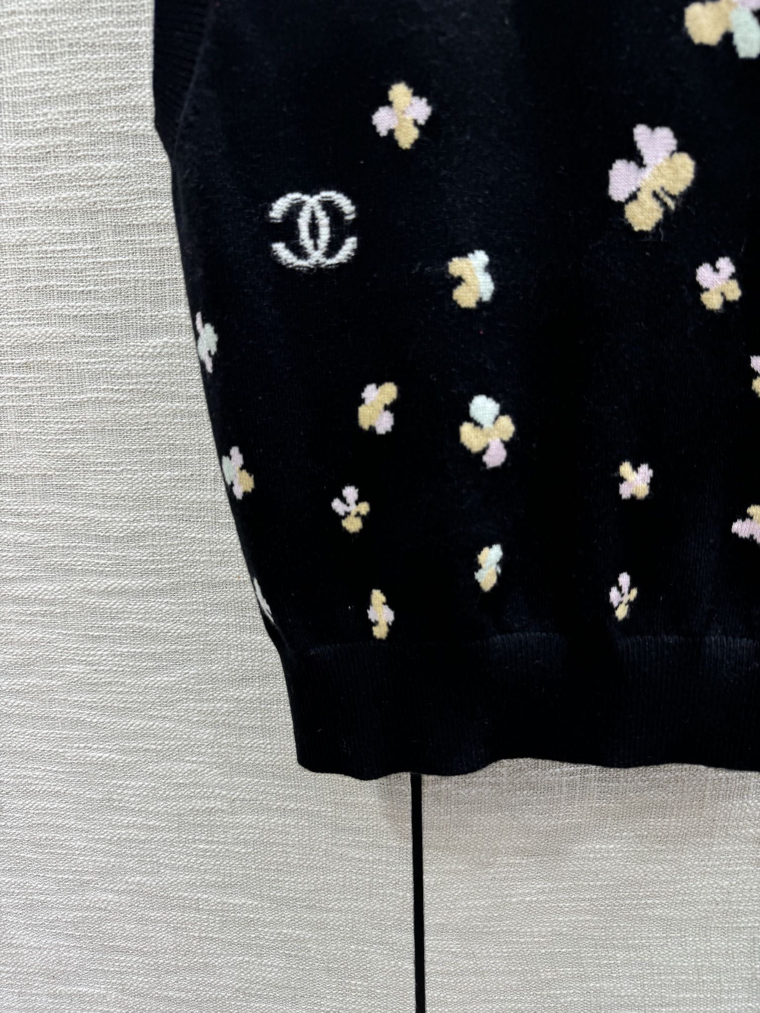 Chanel 2403-24 Коллекция ?Ранняя весна? Métiers d'Art — Вязаный жилет ?Клевер? — Черный