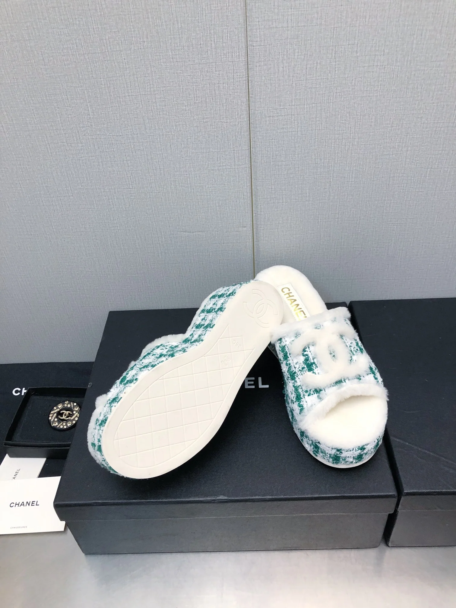 Новинка сезона осень/зима 2023 от Chanel - шерстяные сандалии в клетку - зеленые.