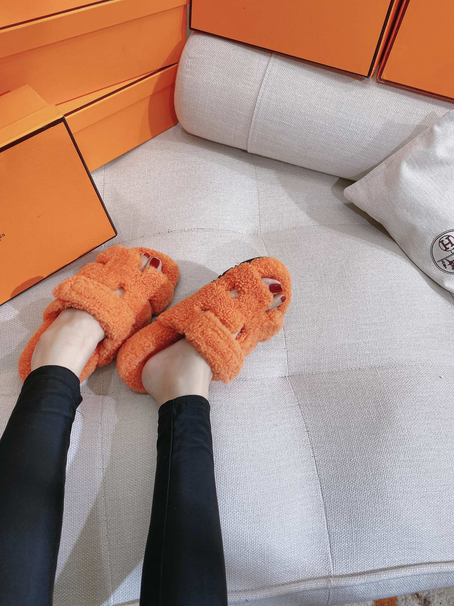 Новинка осенне-зимней коллекции Hermes 2022 — Домашние тапочки H-образной формы из овечьей шерсти и кожи (фотографии в носке).