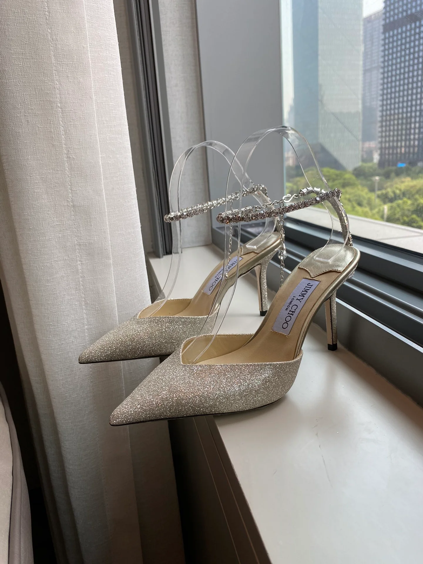 Jimmy - Цепочка на щиколотку со стразами - Туфли на высоком каблуке с острым носком - Золотистые