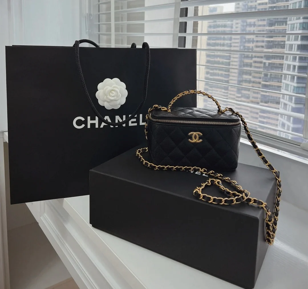 Браслет Chanel из весенне-летней коллекции - с буквой - квадратная форма - черный