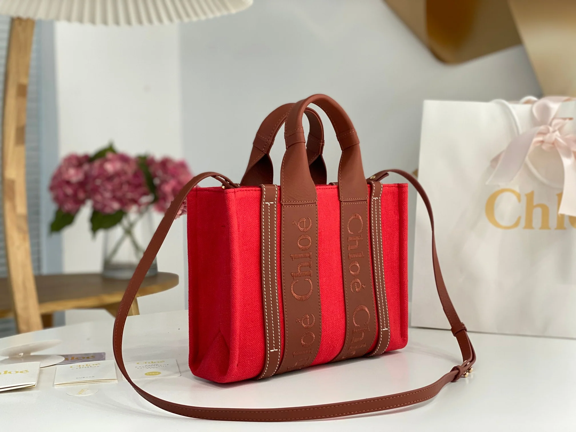 Новинка весны 2023 года от Chloe - сумка-тоут Woody - льняная кожа, ярко-красный и коричневый цвета - маленький размер.