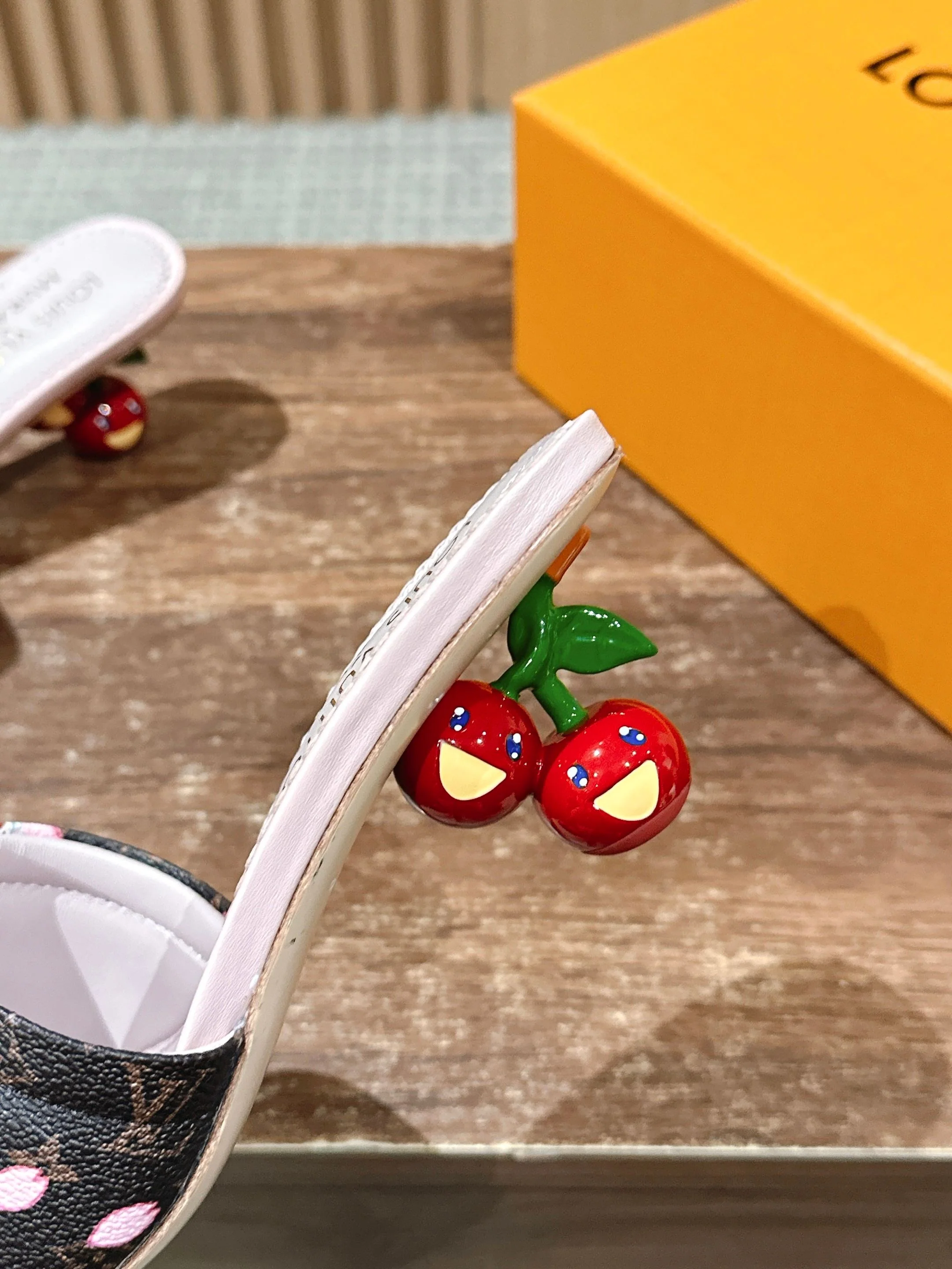 LV - Коллекция Такаши Мураками в стиле ретро - Сандалии на низком каблуке - Розовые и черные