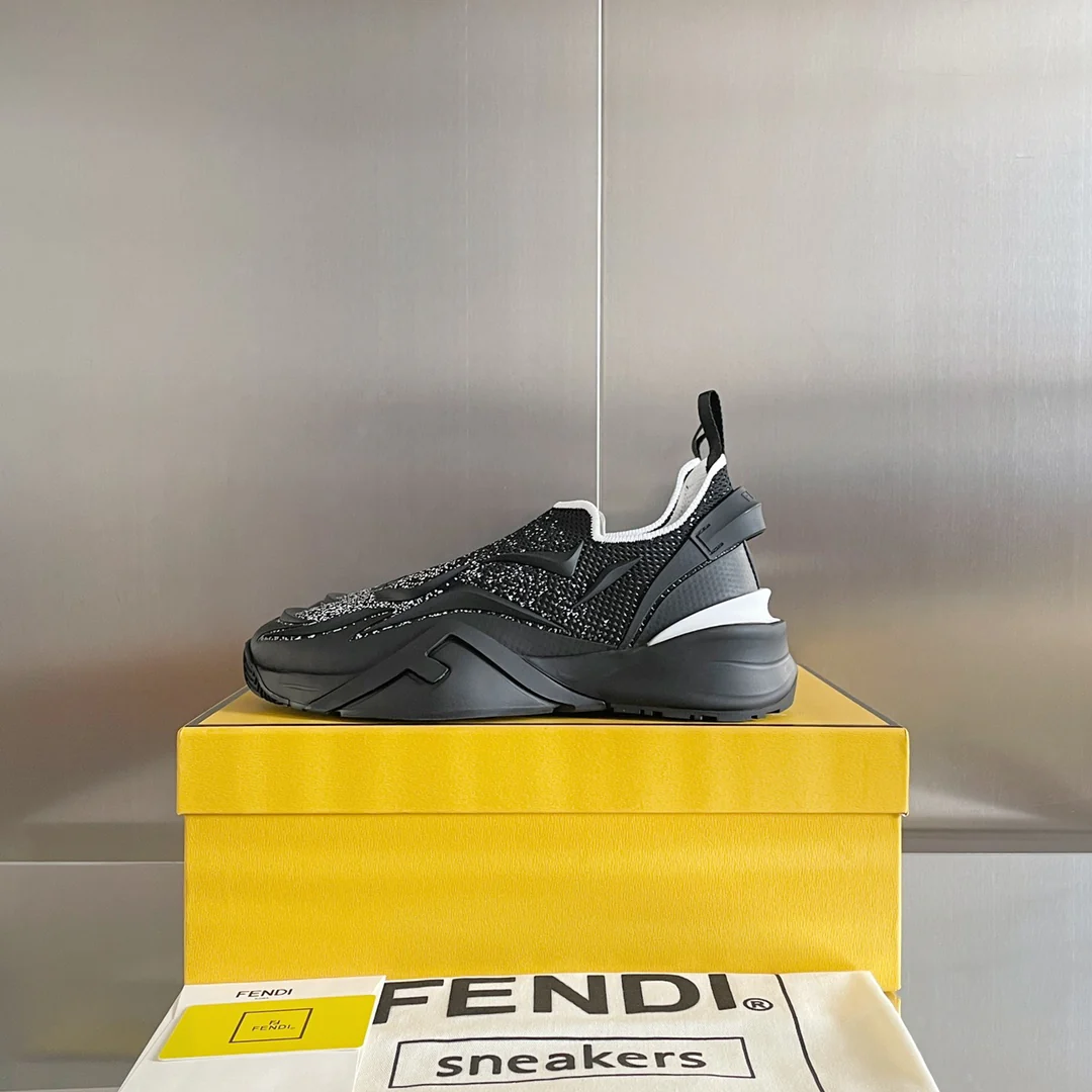 Новинка 2023 года от Fendi - кроссовки Flow Series Flyknit - черно-серебристые.