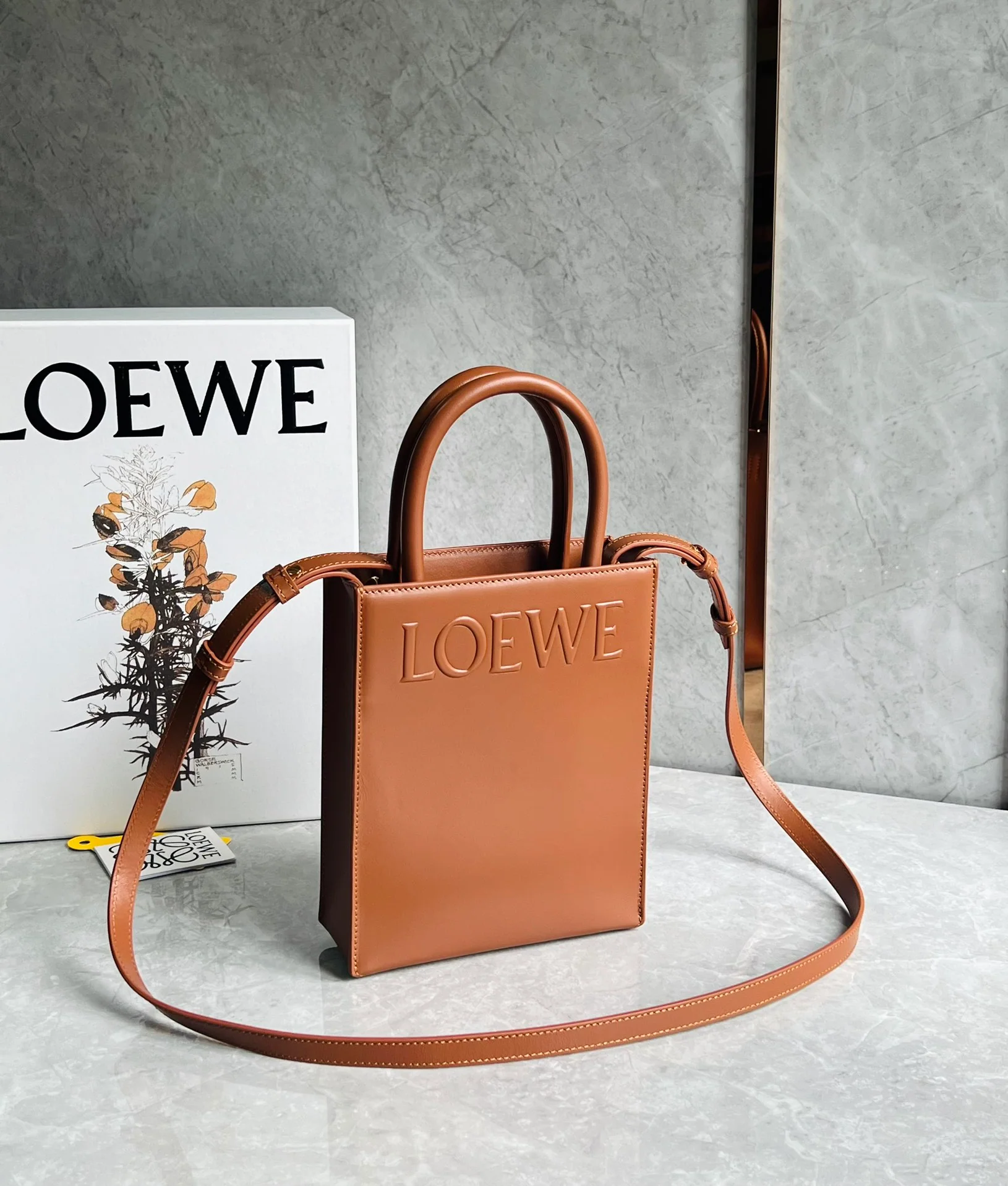 Ноты Loewe-tote, маленькая сумка-тоут, формат A5, карамельного цвета.