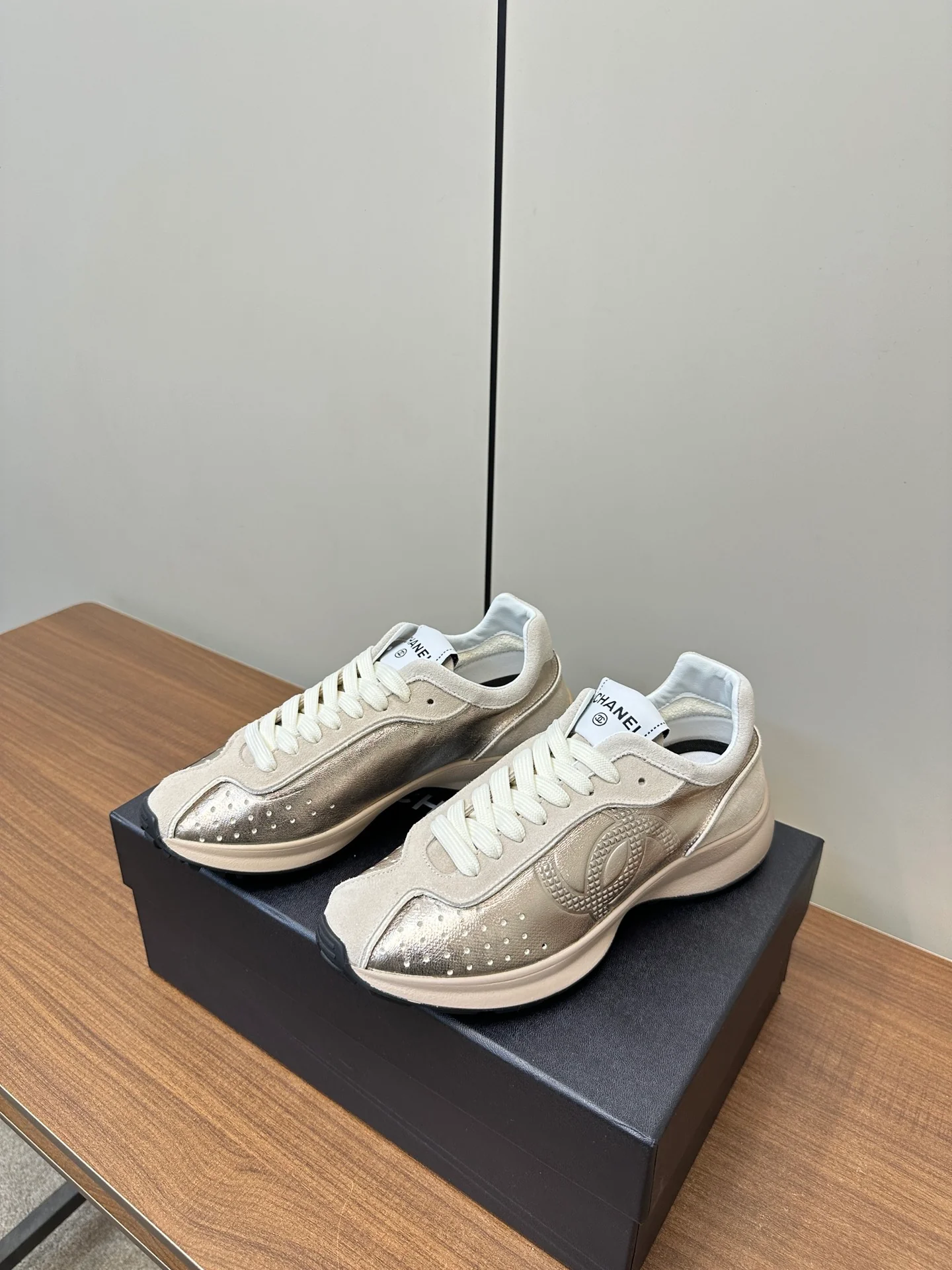 Повседневные туфли Chanel 2025 - золотистые