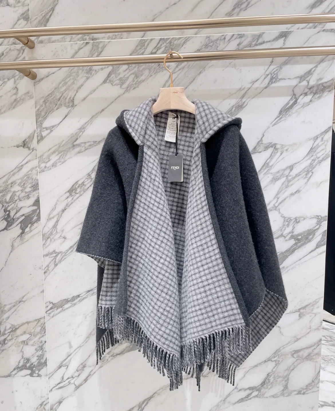 Fendi - Двусторонняя накидка в римскую клетку - 140-160 см - с бахромой - 75 см - шерсть 25 см - кашемир - черный - бежевый