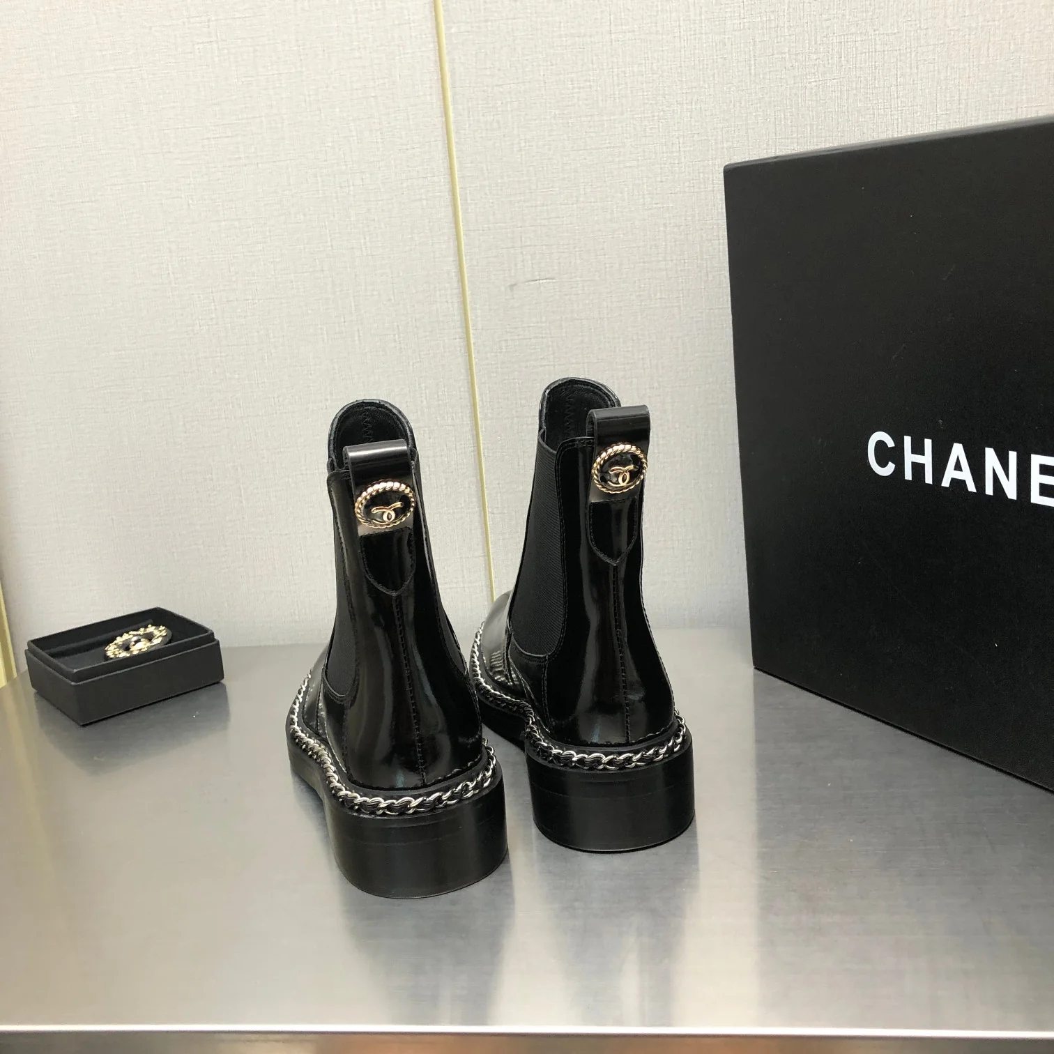 Chanel - Ботильоны в британском стиле с кожаной цепочкой