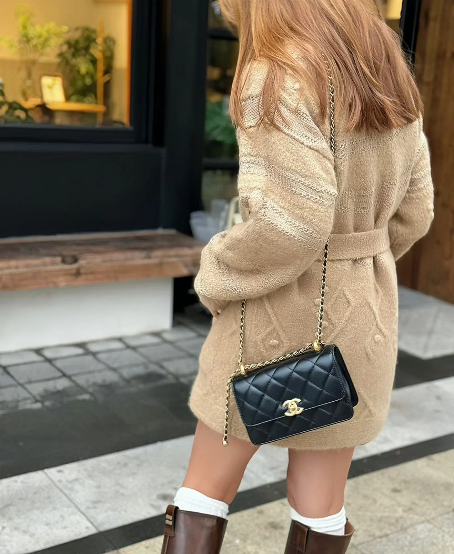 Маленькая черная сумка Chanel 24c с двойным золотым бисером и клапаном.