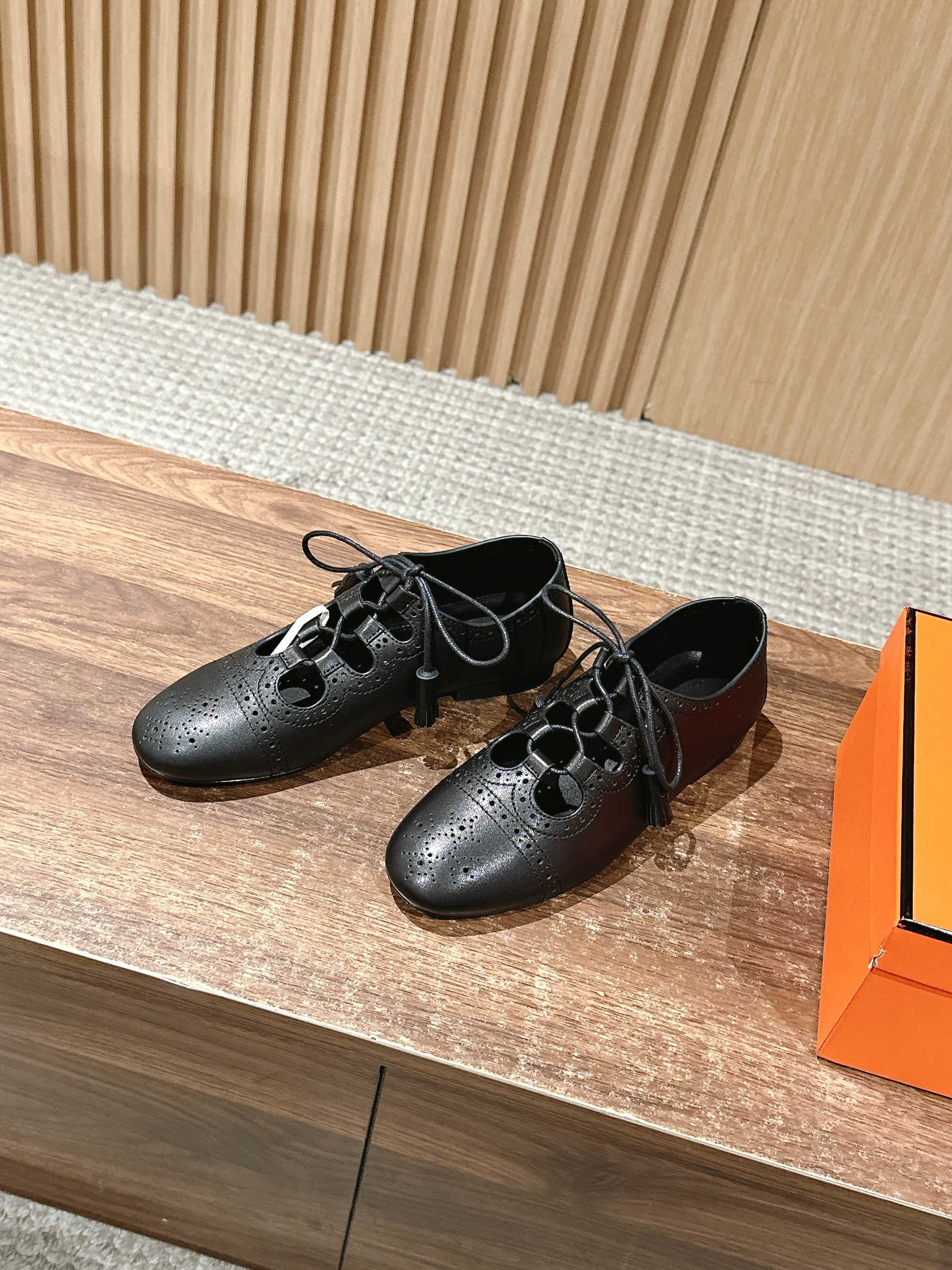 Hermes - Перфорированные балетки с резным узором - Черные