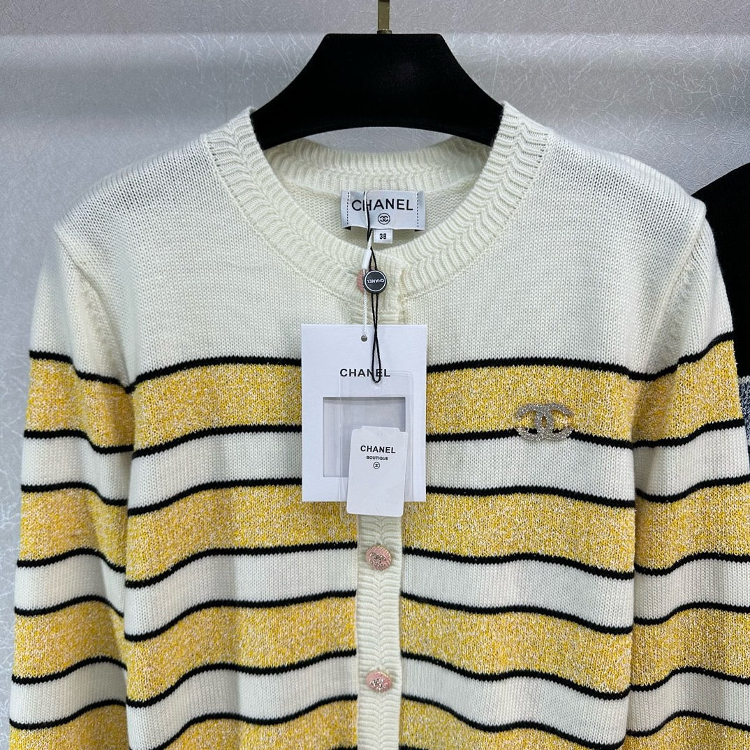 Роскошный кардиган Chanel с круглым вырезом и эмблемой, весна/лето 2024.