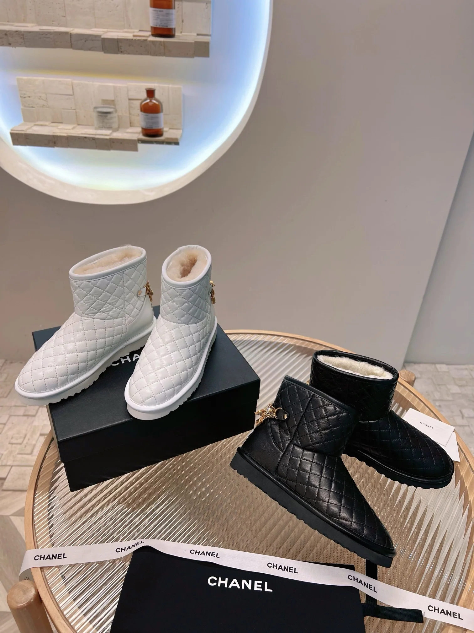 Снежные сапоги Chanel с цепочкой из коллекции осень/зима 2022