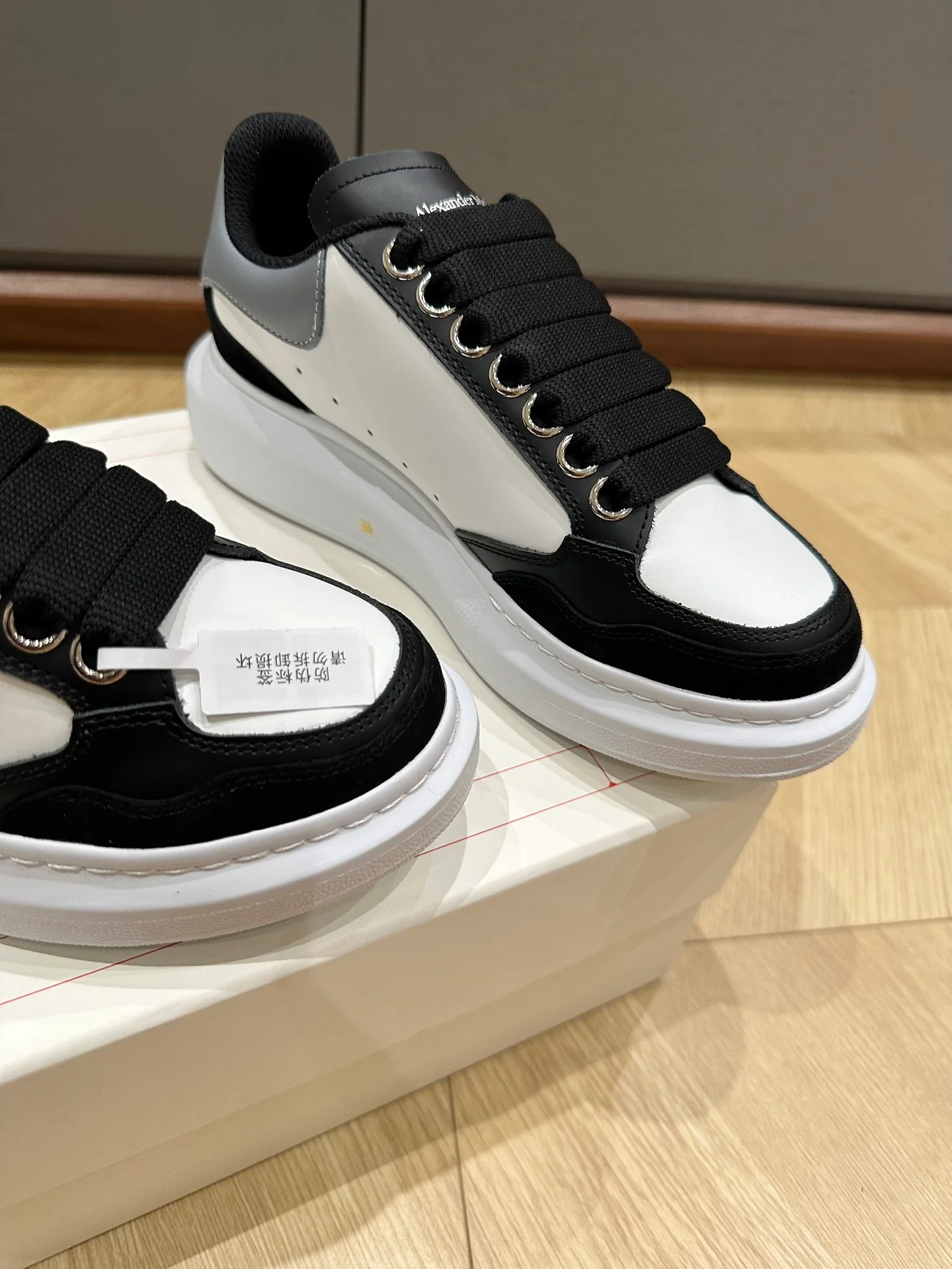 McQueen - Белые кроссовки из телячьей кожи и замши - Унисекс - Черные