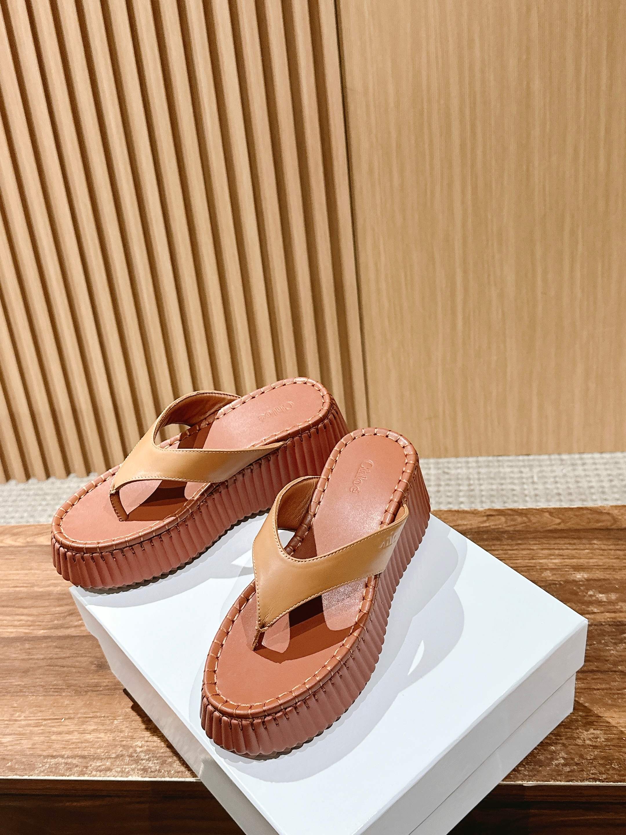 Шлёпанцы на платформе Chloe - коричневые