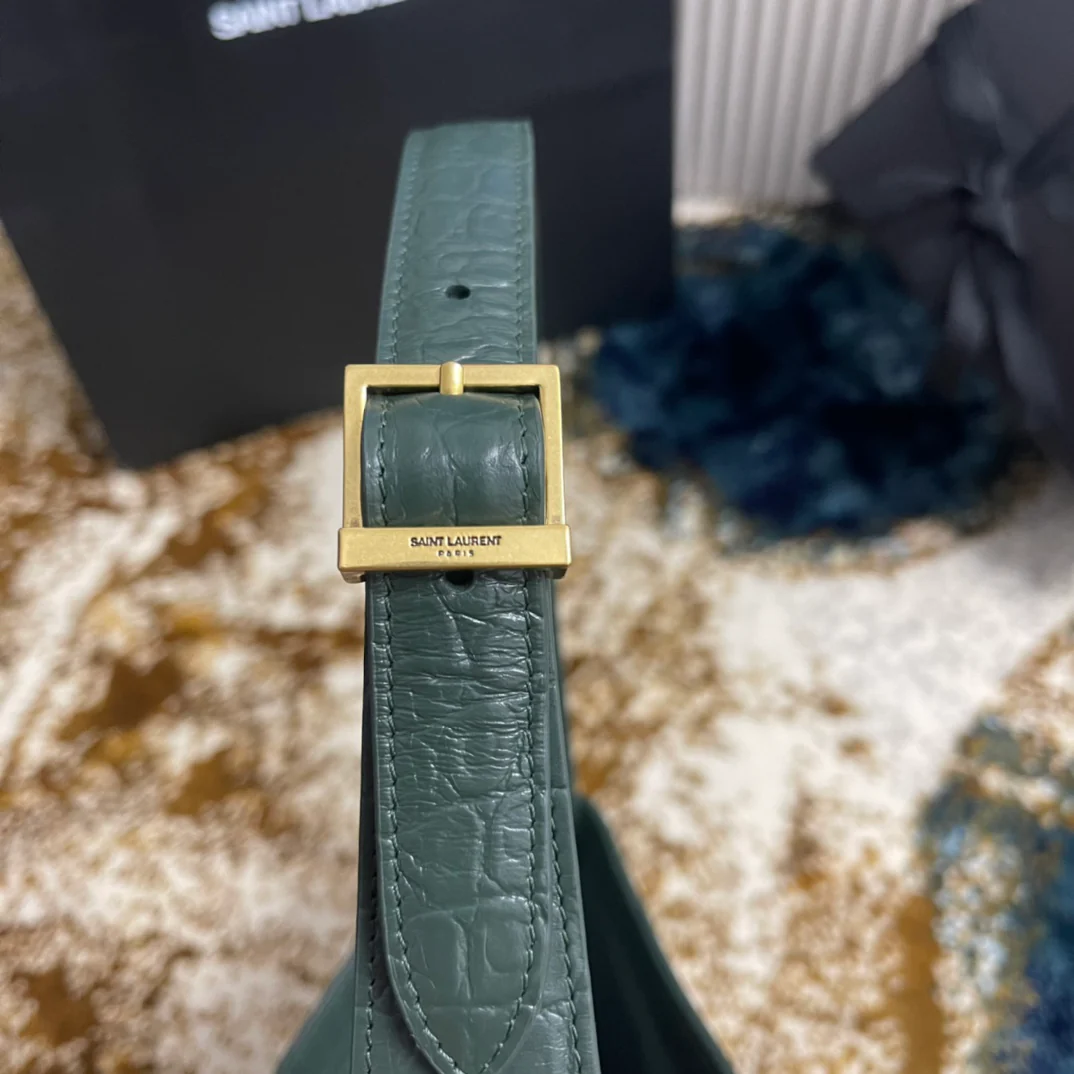 Сумка-седло YSL - зеленая с тиснением под крокодиловую кожу и золотой пряжкой.