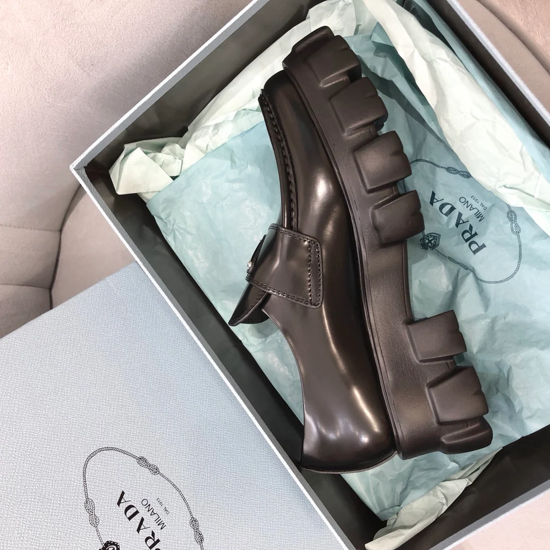 Туфли Prada - черный монолит - лоферы с острым носком