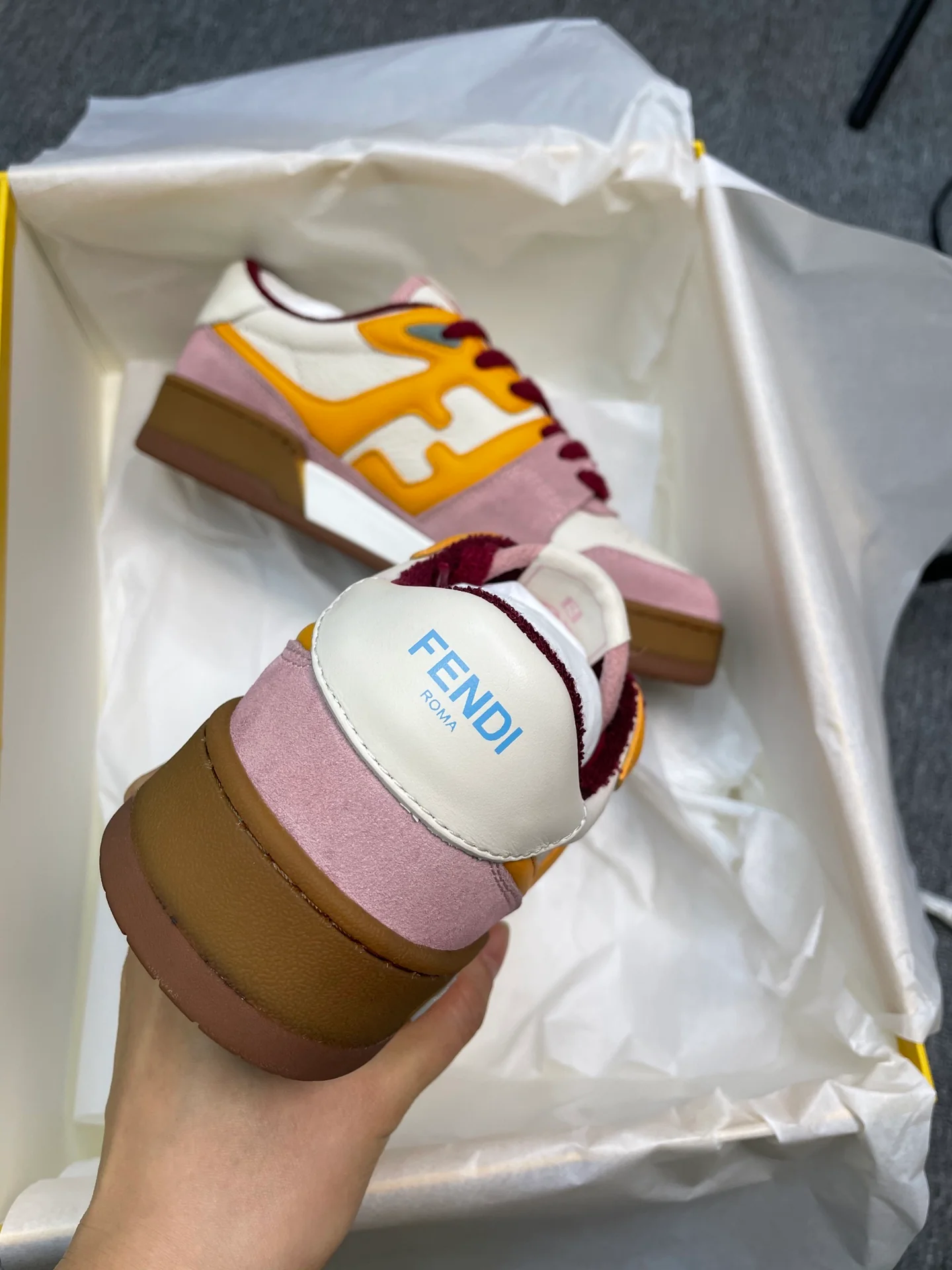 Розовые кроссовки Fendi - повседневная обувь