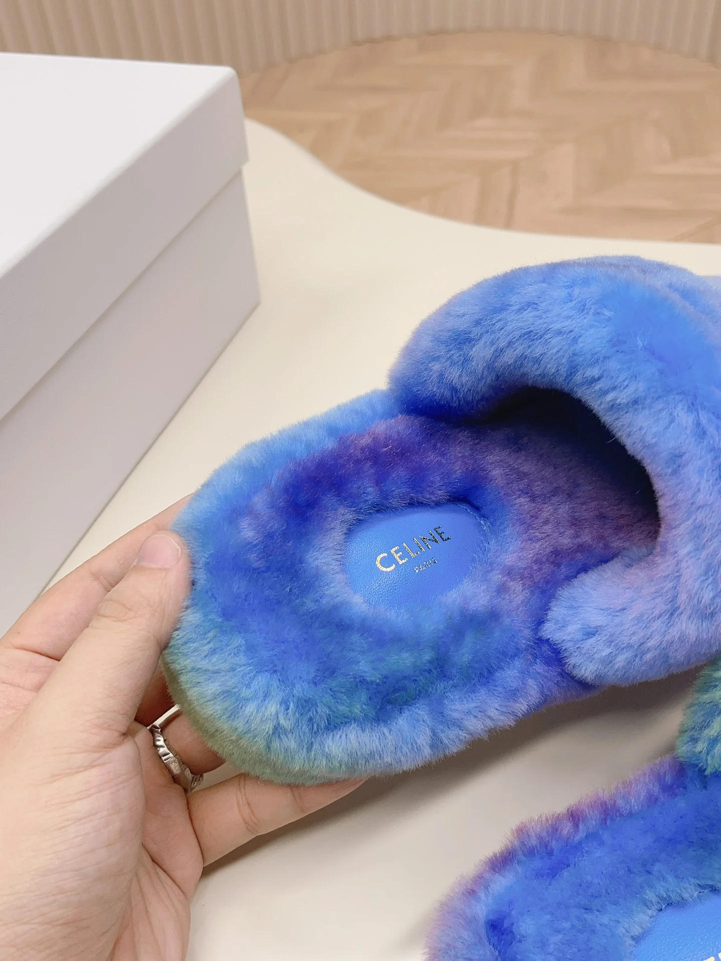 Новинка сезона осень/зима 2023 от Celine - Меховые тапочки - Синие