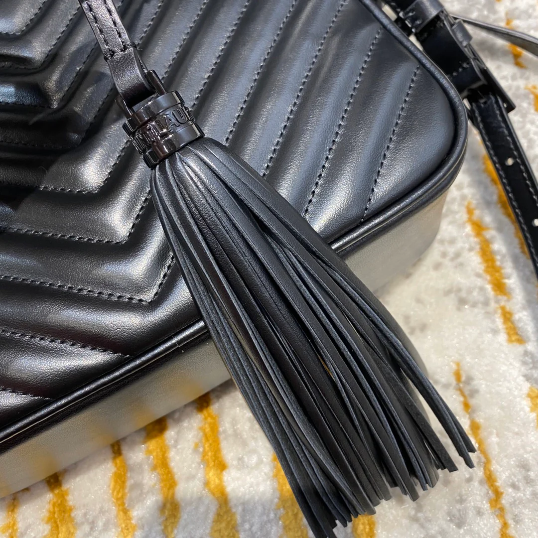 Фотосумка YSL Lou Bag — черная с черной пряжкой.