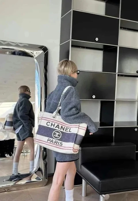 Пляжная сумка Chanel 25c, косметичка, красно-синяя.