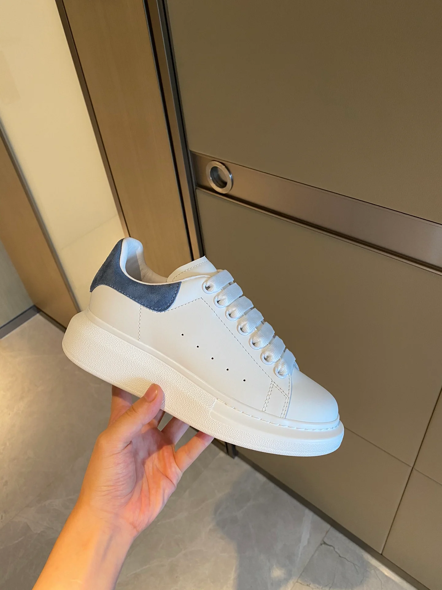 Классические белые кроссовки McQueen - замшевая подошва на каблуке - серо-голубые