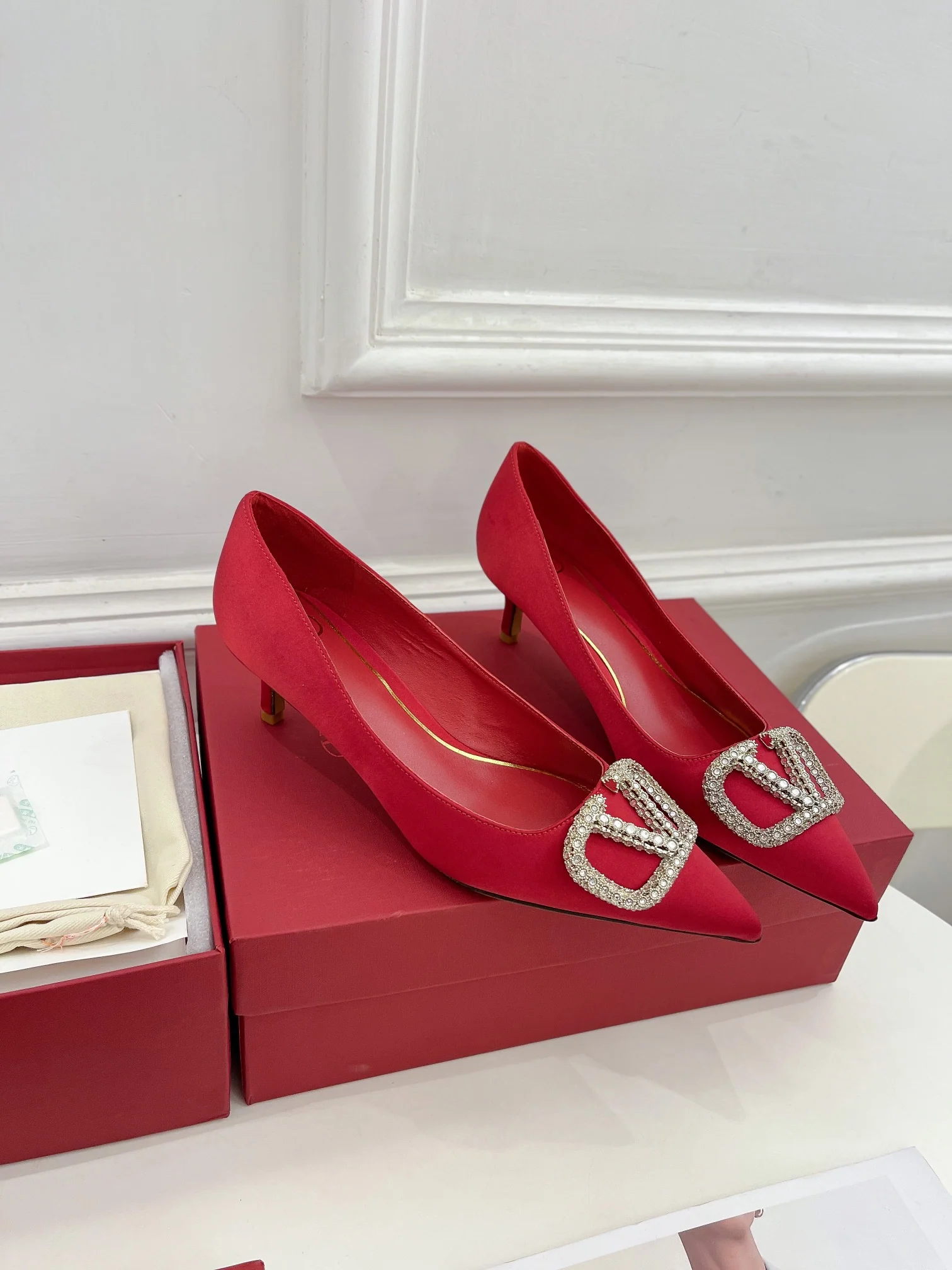 Новинка лета 2023 от Valentino - Коллекция Roman Stud - Туфли на высоком каблуке с бриллиантовой пряжкой - 5 см - Красные